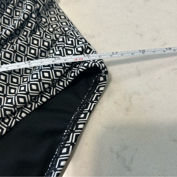 NWT DKNY Geometric Patterned Women’s One Piece Swimsuit - Picture 7 of 15
